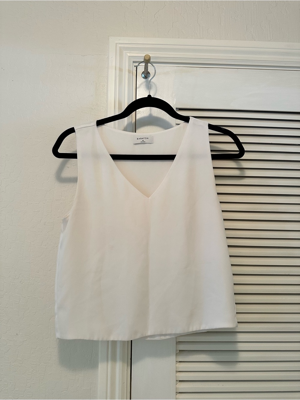 Aritzia Crepe White V-Neck Sleeveless Top XS